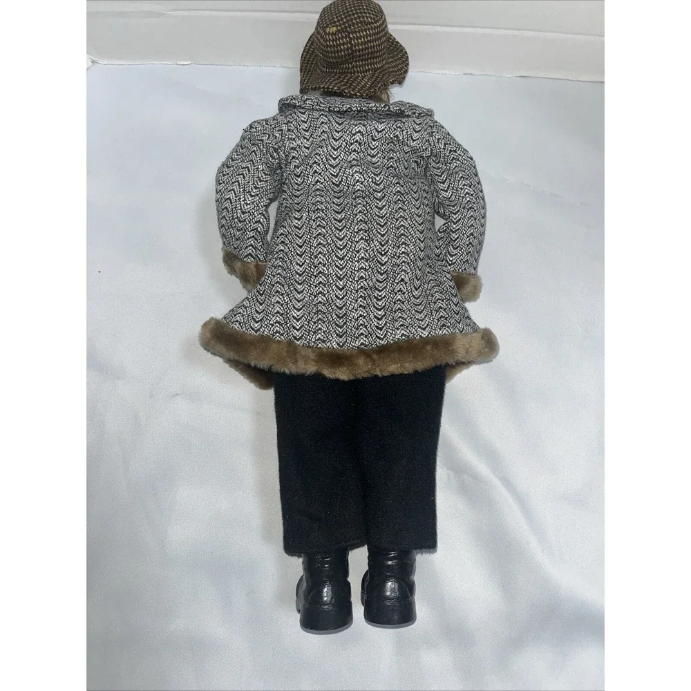 Dickens Style Caroler , Poseable Arms‎ , Top Hat Faux Fur Trim Cost , 18